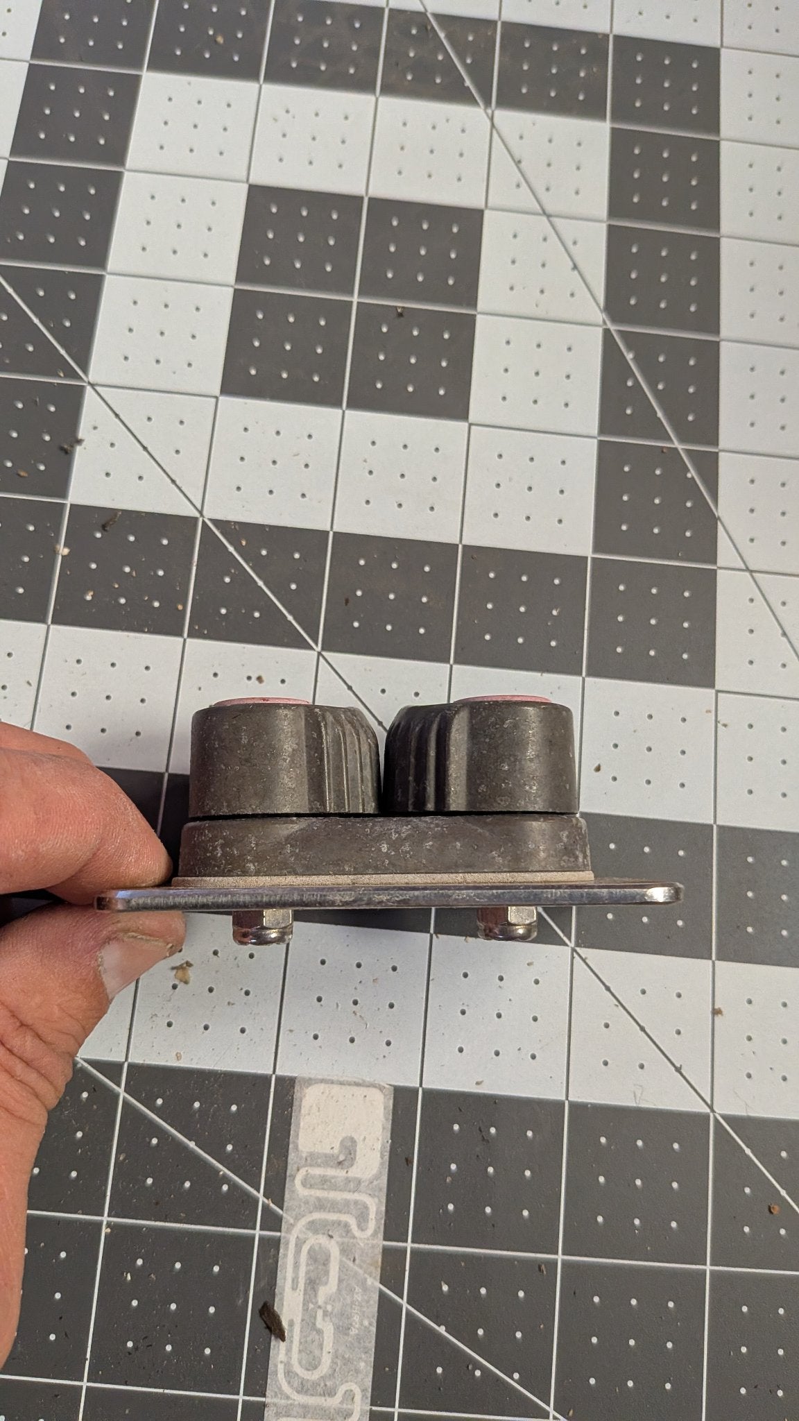 Harken double cam cleat side view on 1-inch grid