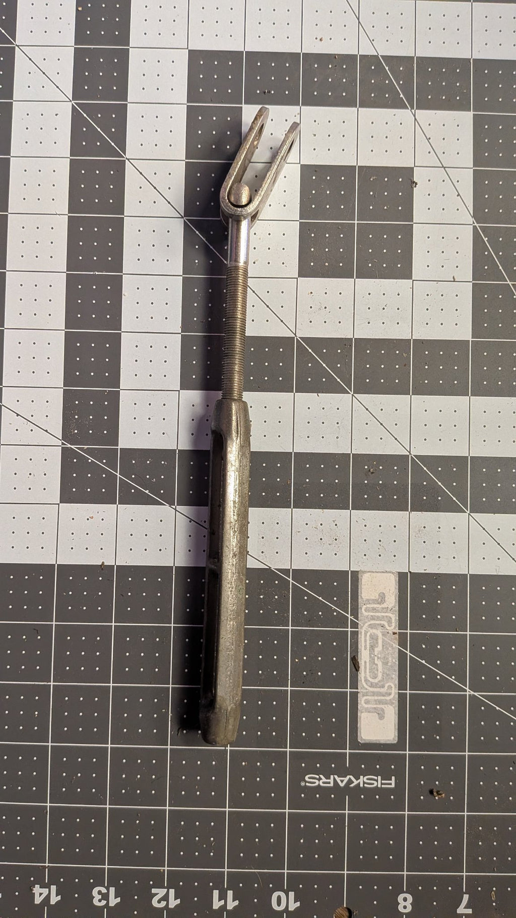 Side view of turnbuckle fork jaw on 1-inch grid