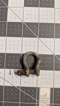 Small bow shackle with screw pin front view on 1-inch grid