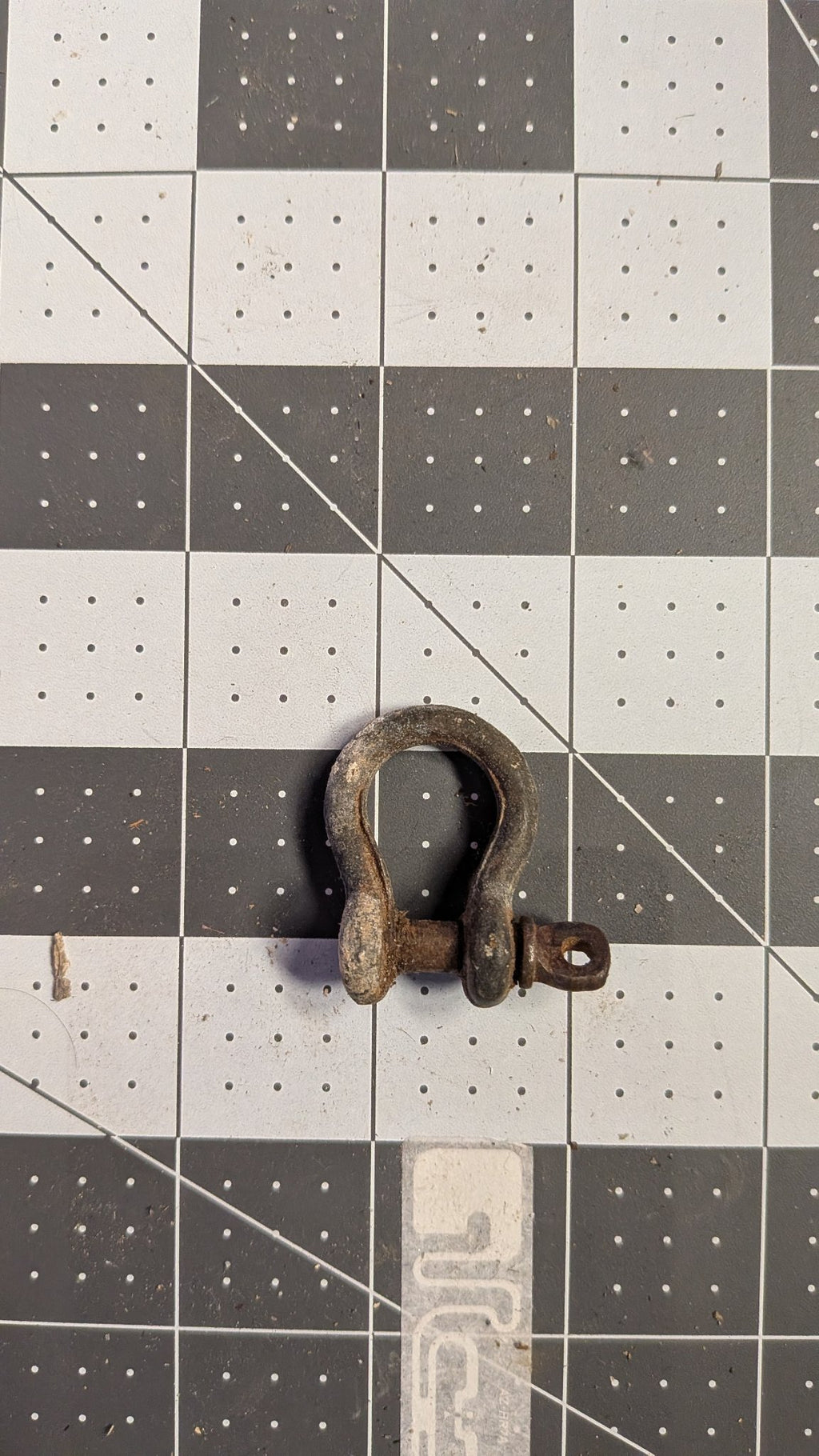 Reverse view of bow shackle on 1-inch grid