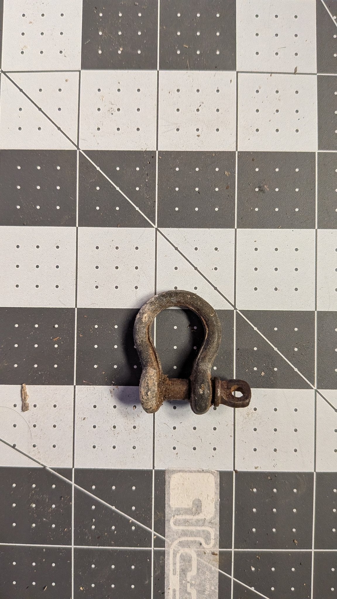 Reverse view of bow shackle on 1-inch grid