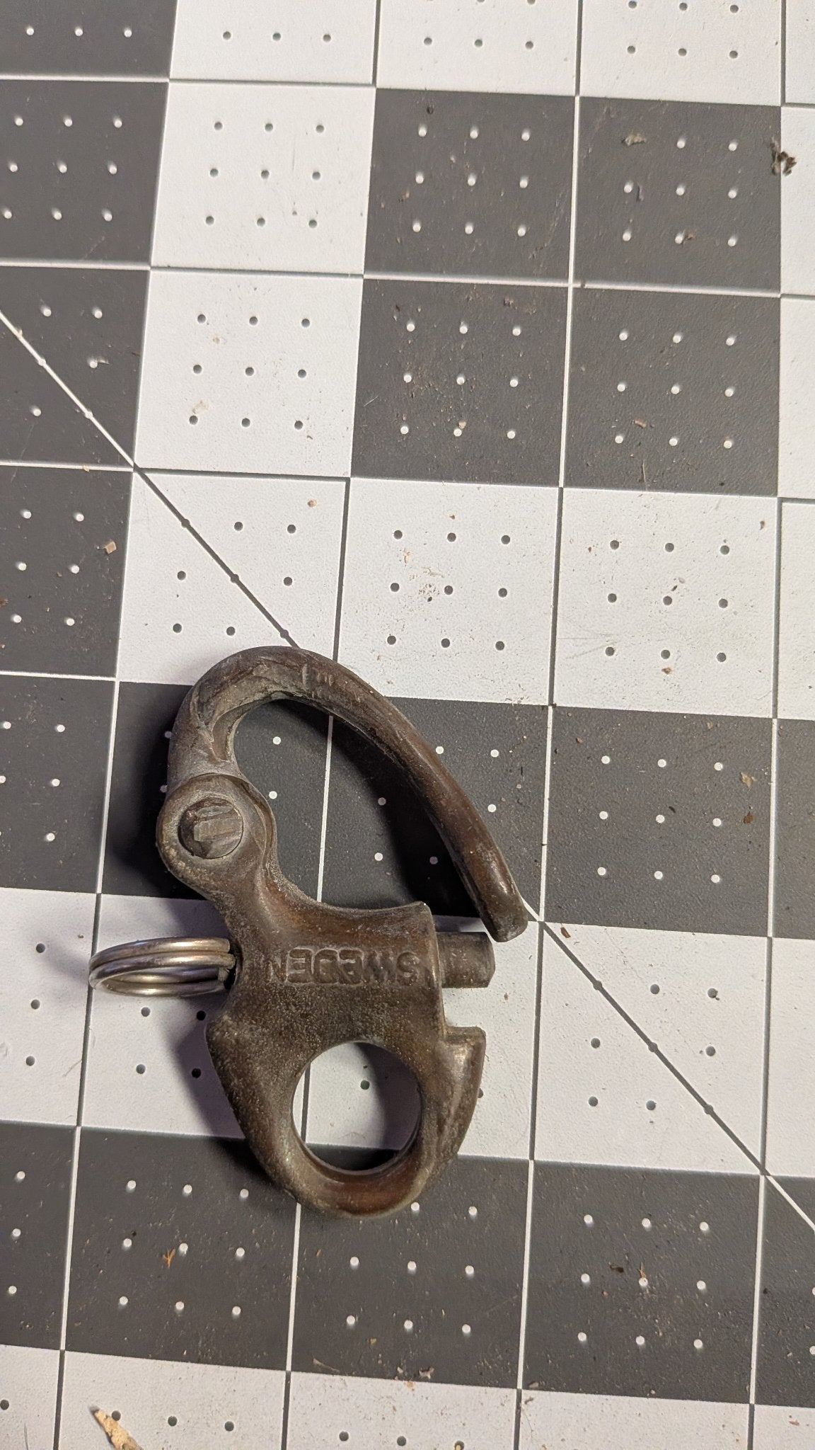 Reverse view of snap shackle showing SWEDEN stamp on 1-inch grid
