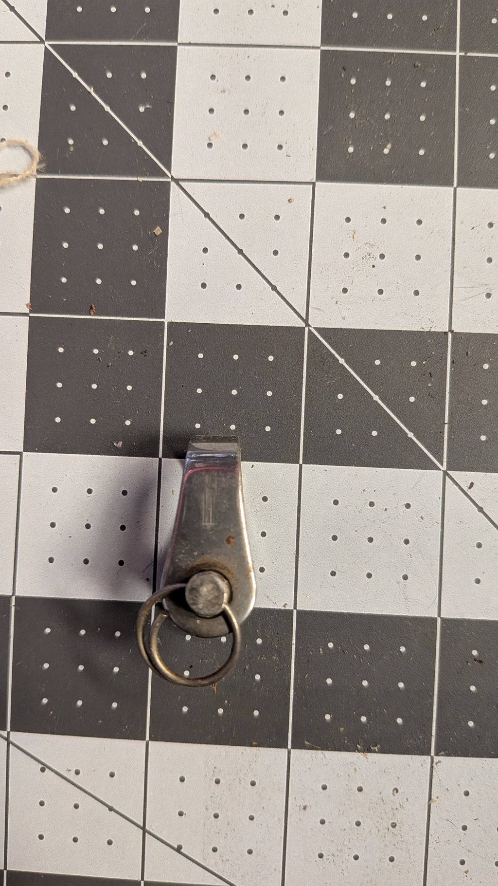 Side view of D-shackle on 1-inch grid