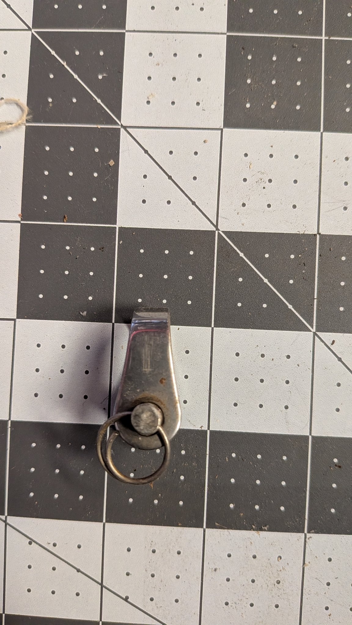 Side view of D-shackle on 1-inch grid