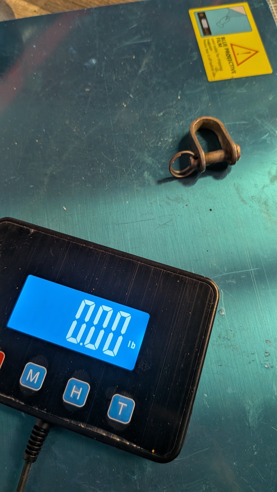 D-shackle on scale showing 0.00 lb