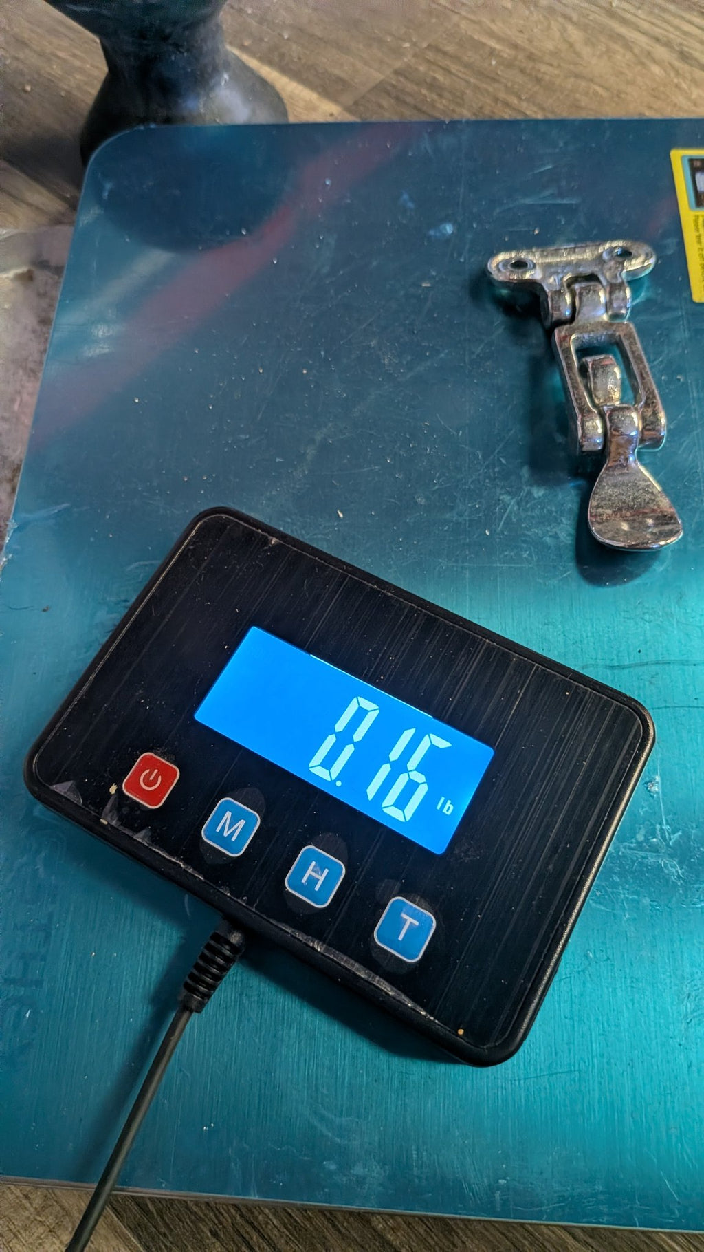 Hatch latch on scale showing 0.16 lb