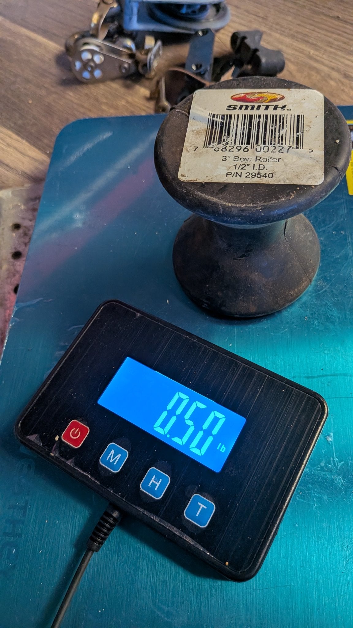 Bow roller on scale showing 0.50 lb