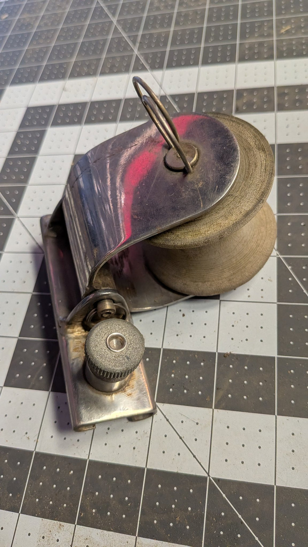 Close-up of sheave and locking knob on sheet lead car