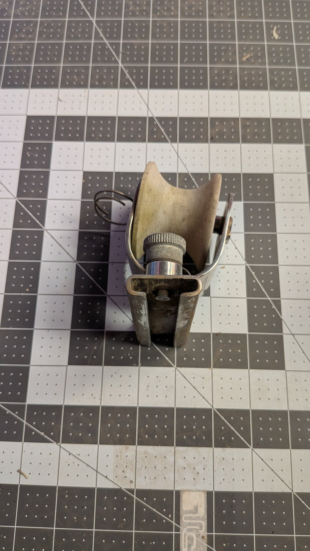 End view of sheet lead car T-track slide on 1-inch grid
