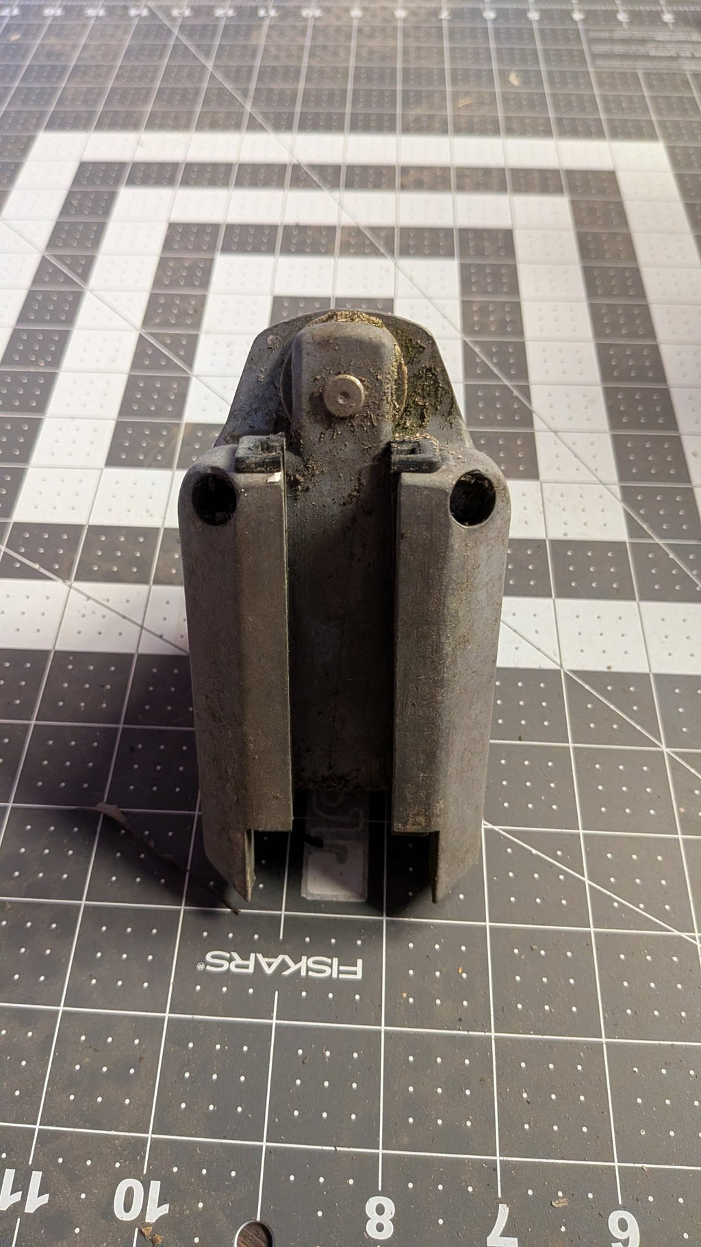 End view of Amiot car T-track slide on 1-inch grid