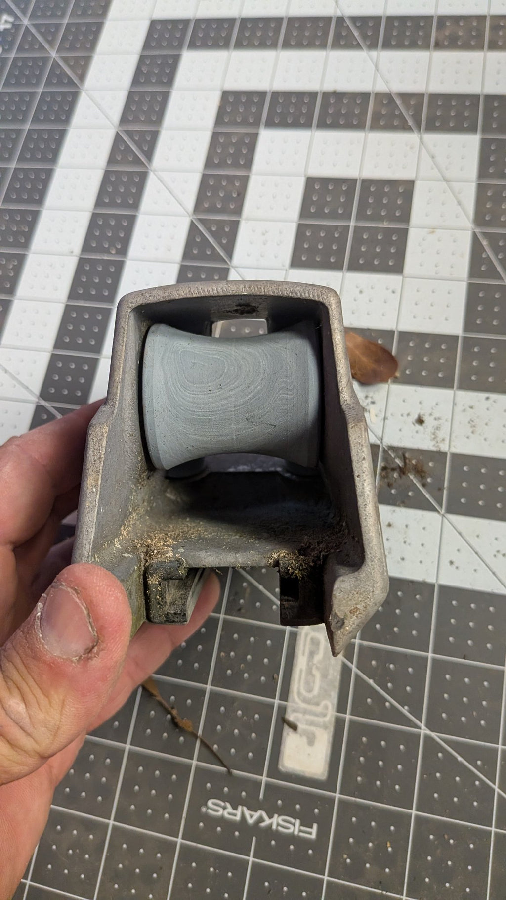 Amiot car roller sheave held in hand
