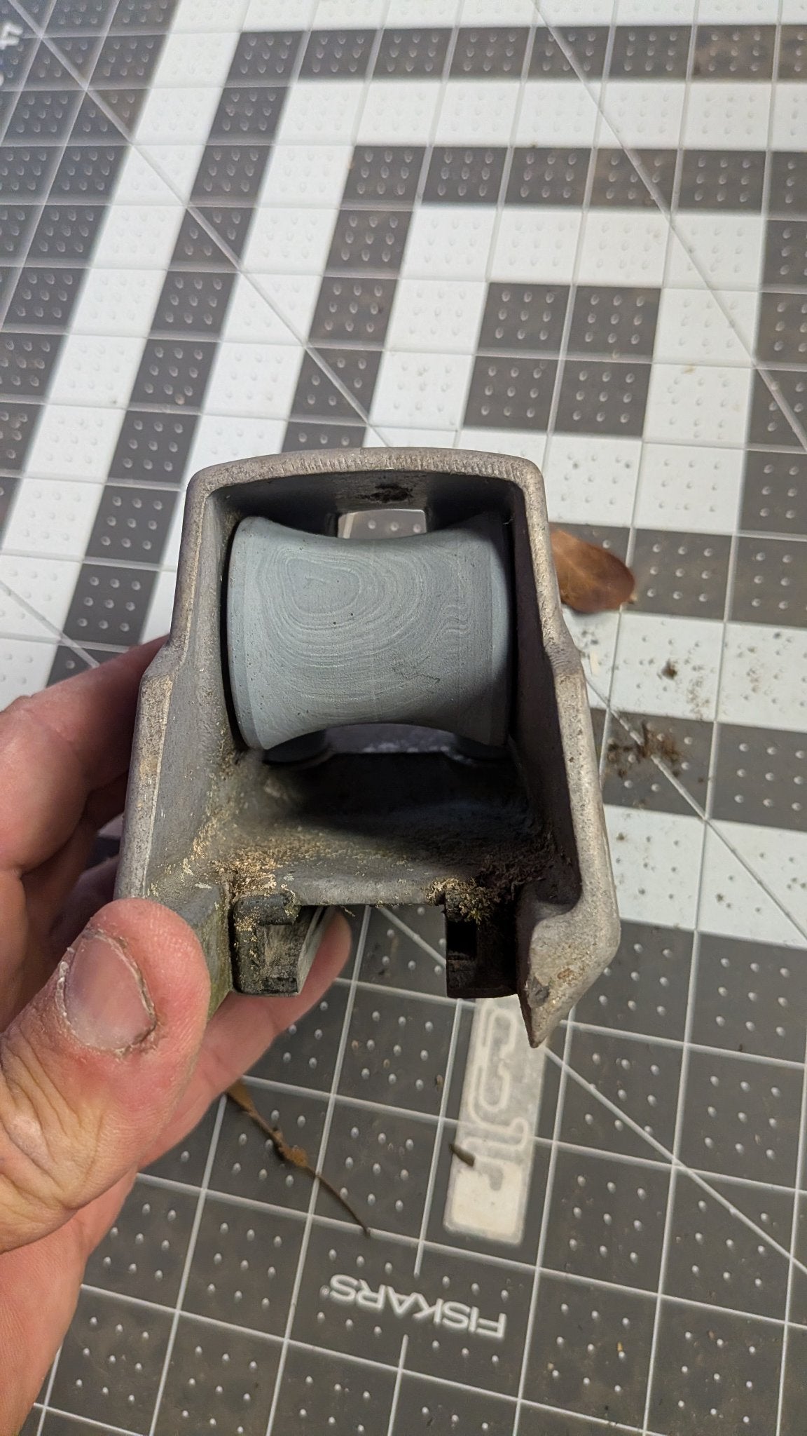 Amiot car roller sheave held in hand