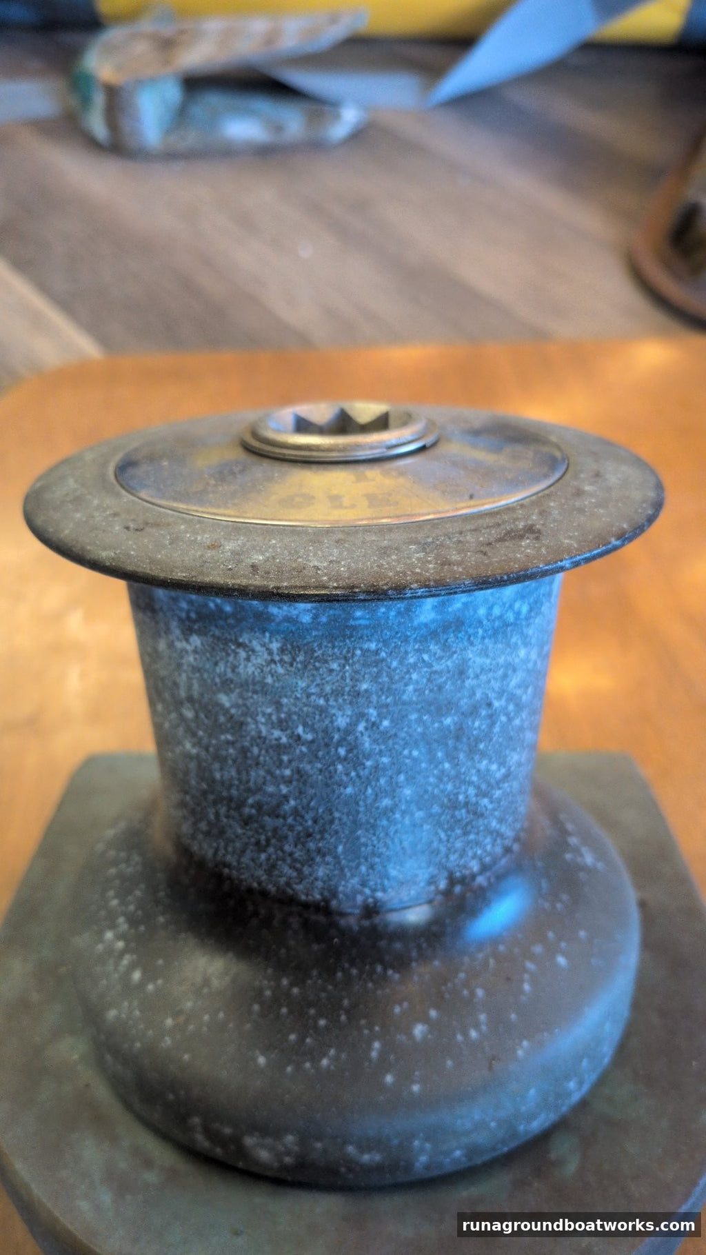 Lewmar 10 single speed winch, side view on its base (base not included), heavily speckled drum