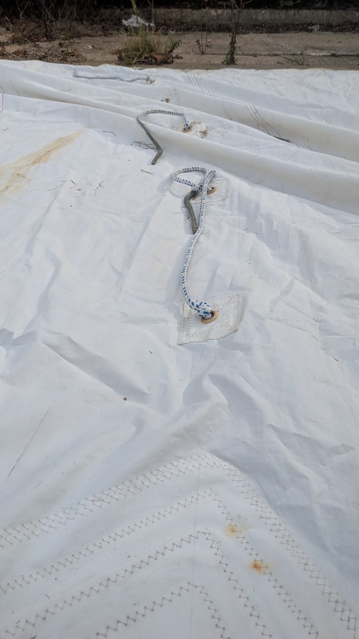 Sail body with sail ties