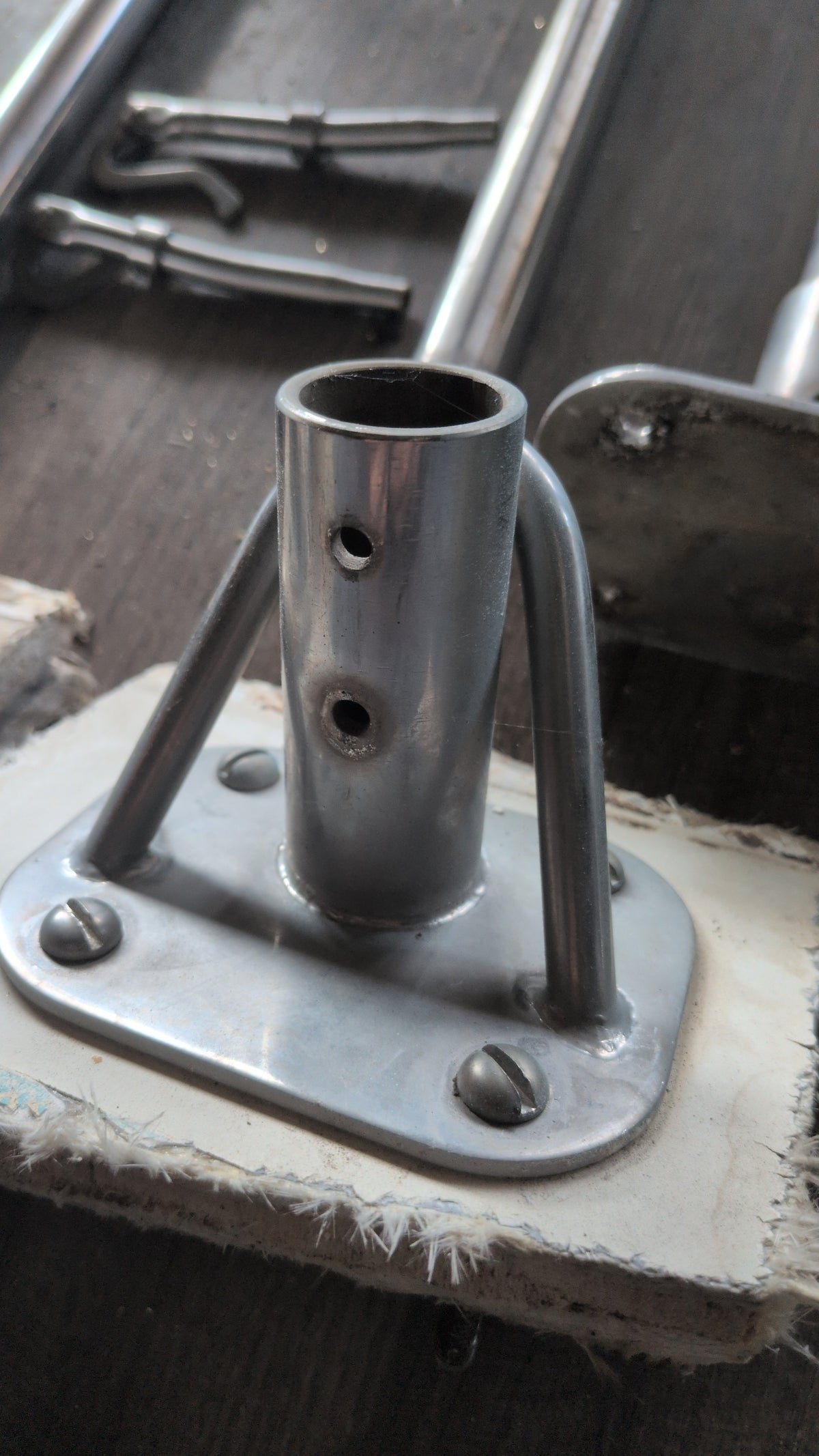 Stantion safety line kit.   includes (2) 2 hole 25 in singles (2)25 in 2 hole, with support leg for gate.  two pelican hooks.